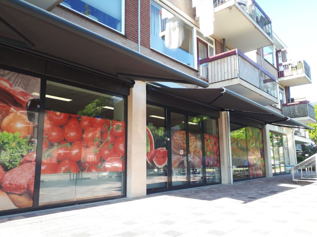 knikarmschermen zonwering winkel