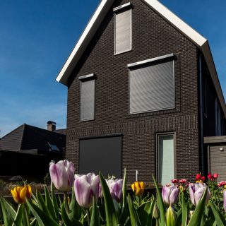 rolluiken op zonne-energie solarroluiken ritsscreens screens antraciet Frema zonwering regio Rhenen Veenendaal Wageningen Utrecht e.o.